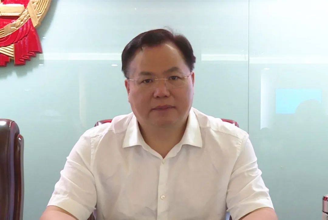 28日上午,市人大常委会主任易振主持召开市十二届人大常委会第三十次