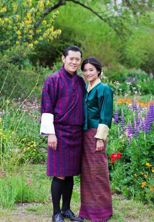 不丹国王少年时一眼情定终身!恋上7岁平民少女,22年后一脸疲惫