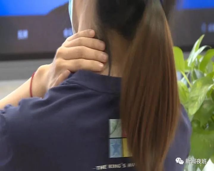 女子久坐后扭脖子险致瘫 保护颈椎应该这样做