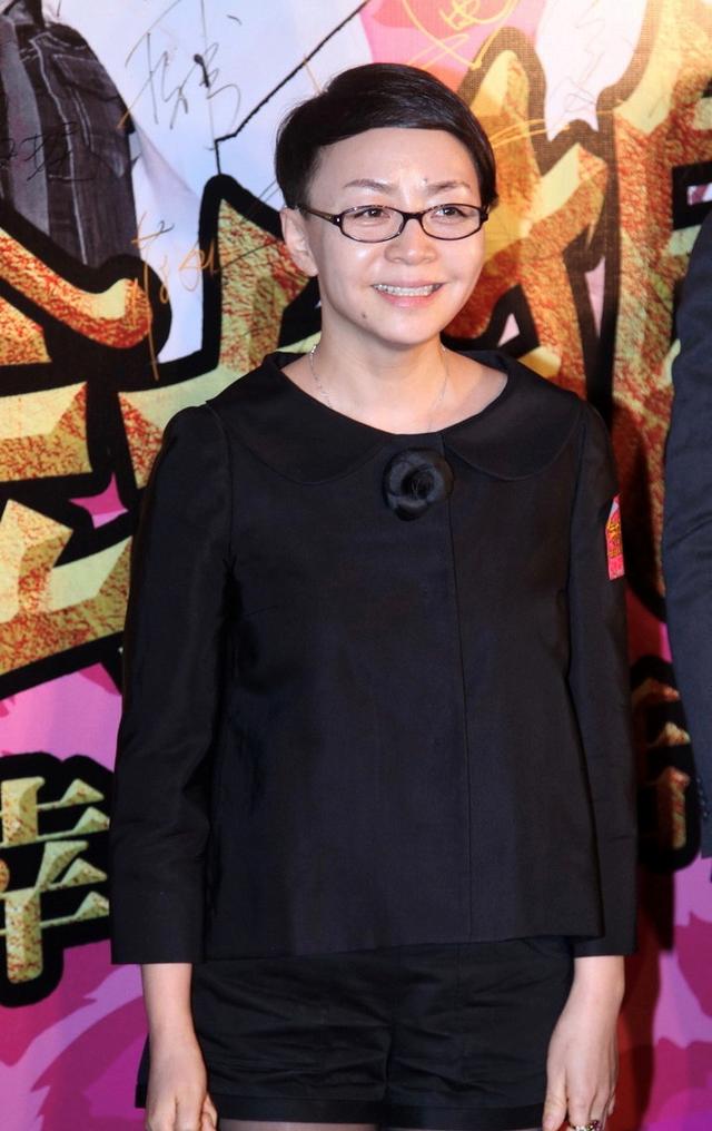 59岁宋丹丹厉害了!一身黑色穿搭配短发看似低调,却秀出了大长腿