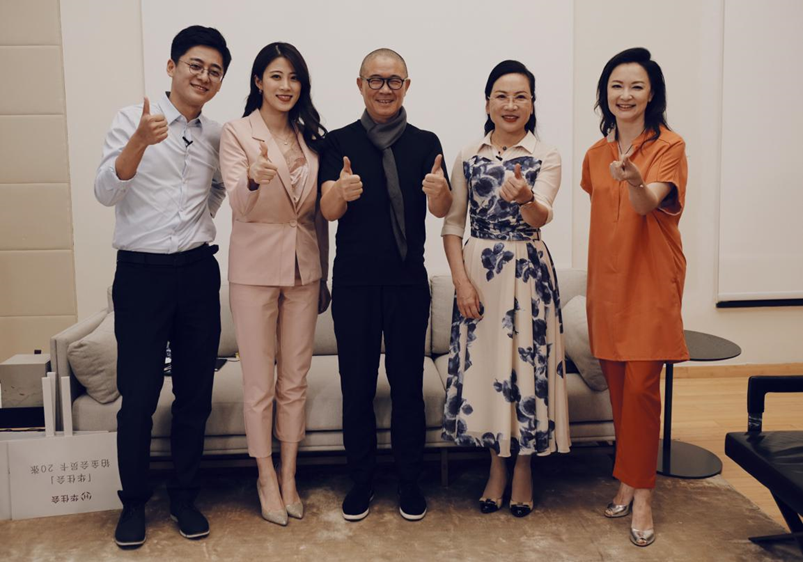 季琦与加盟商和主持人合影疫情在各行业都推动了"免