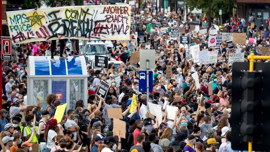  明尼苏达州暴发抗议示威活动。