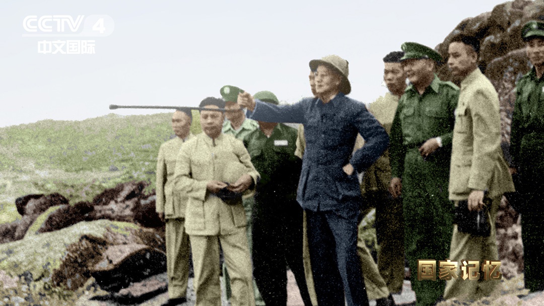 蒋介石在金门太武山顶遥望