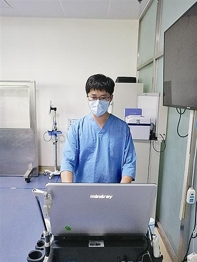 青岛坚守一线的劳动者〡假期首日,他在ICU为生命护航
