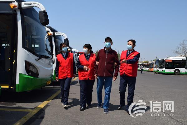 青岛九旬乘客办起车厢摄影展 记录劳模工作点滴