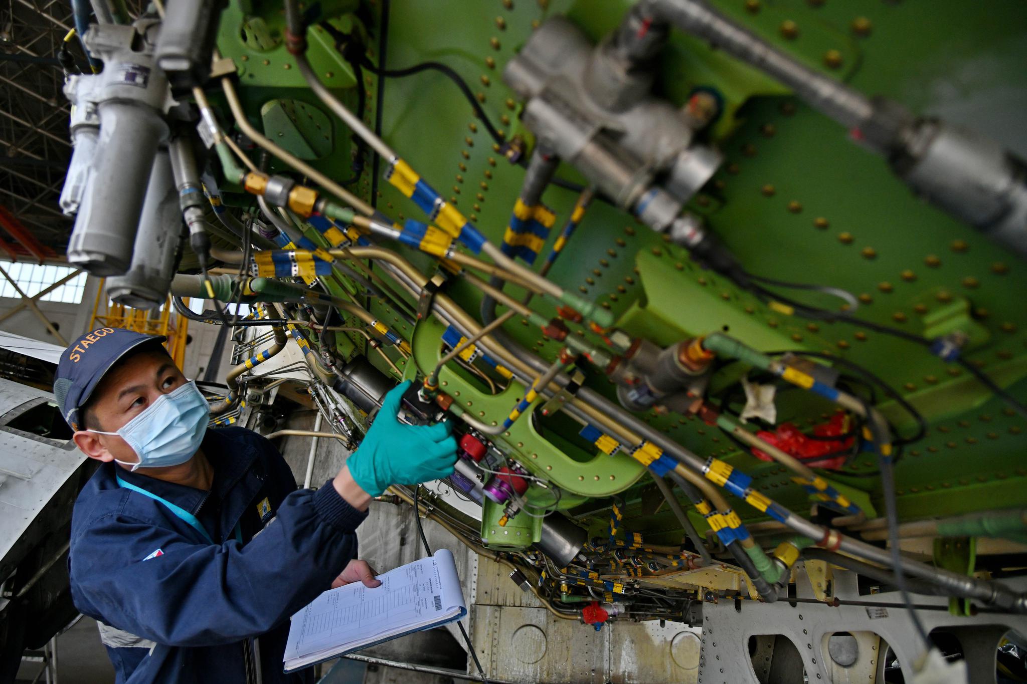 今年40岁的付超是山东太古飞机工程有限公司大修部二车间生产主管,自