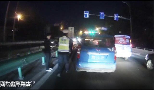 青岛一司机低头看导航致四车连撞 负事故全部责任