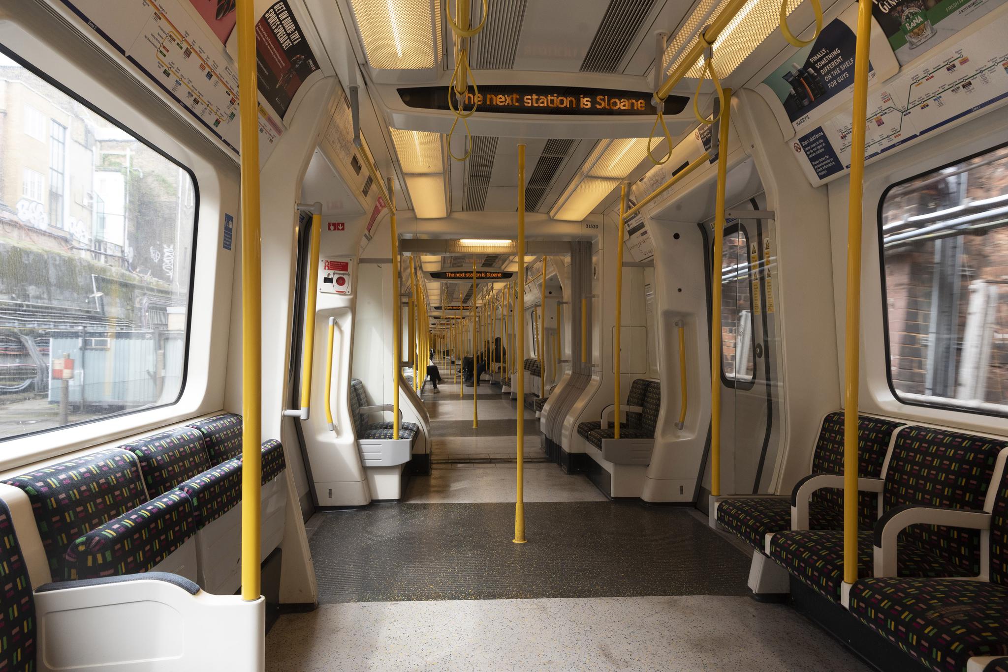 图为 4月30日,在英国伦敦,地铁车厢内空空荡荡.
