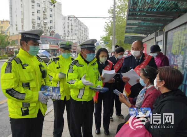 青岛交警携手志愿者开展献爱心活动 发扬光荣传统