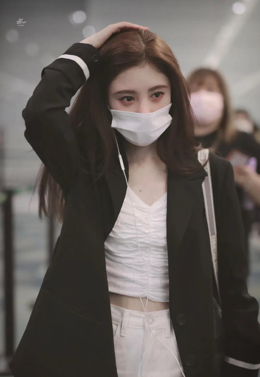 鞠婧祎机场照曝光白色look清纯仙气外搭西装帅气加分不少