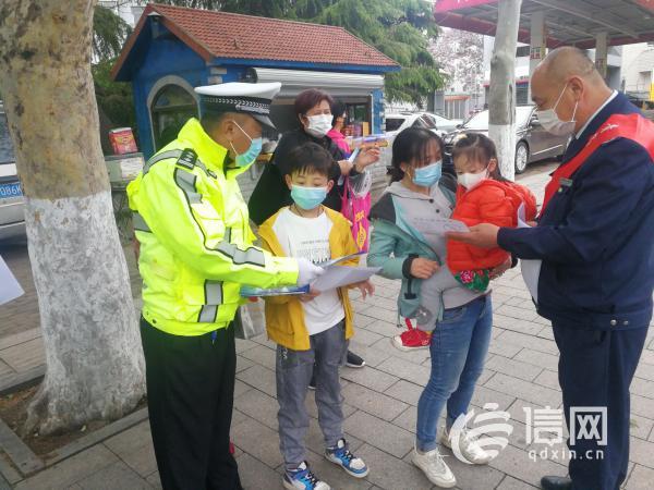 青岛交警携手志愿者开展献爱心活动 发扬光荣传统