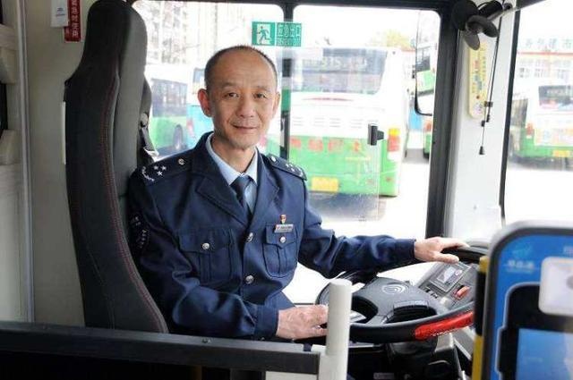 青岛30路公交驾驶员王守金:劳模的坚守和苦练 塑造有温度的车厢