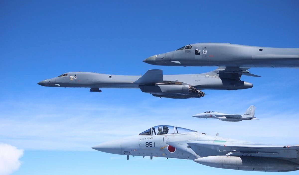 B-1B轰炸机与日本F-15J战斗机编队飞行