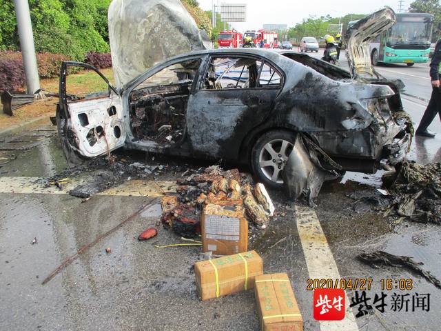 惨烈扬中男子疲劳驾驶撞车重伤车辆燃烧殆尽