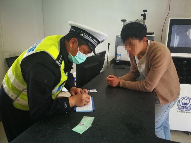 吊销驾照后驱车遇事故 司机灵机一动递给青岛交警“旧”驾照