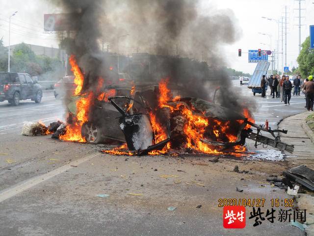 惨烈扬中男子疲劳驾驶撞车重伤车辆燃烧殆尽
