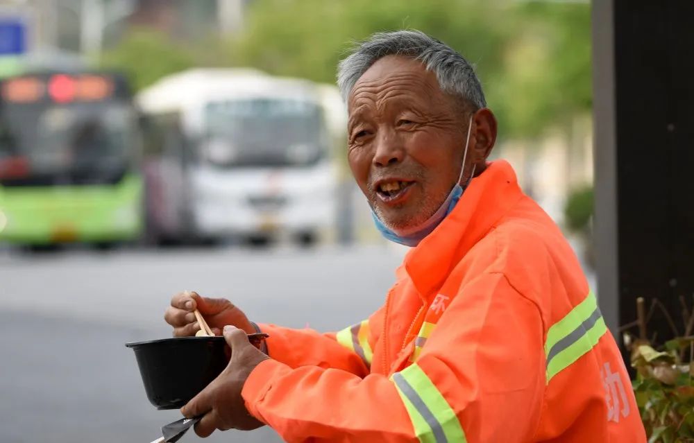 便觉得这是这座城市最美的花朵看着他们绽放的笑容递到环卫工人的手里