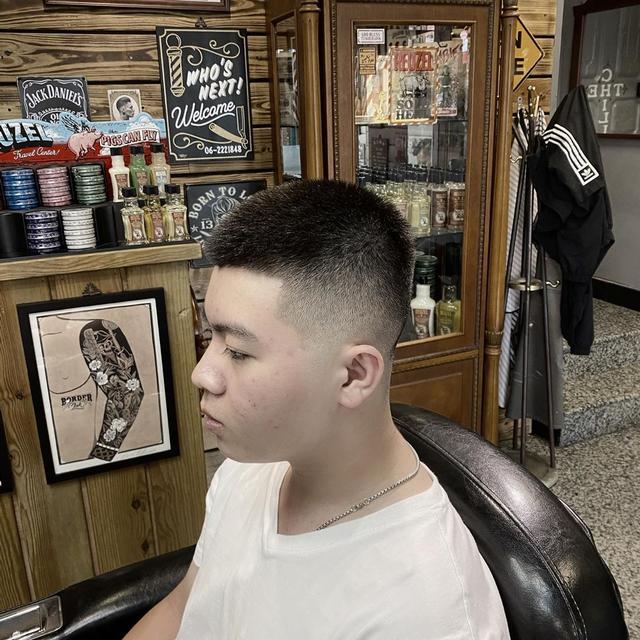 寸头发型最有男性魅力硬朗帅气适合各种脸型的男生去剪