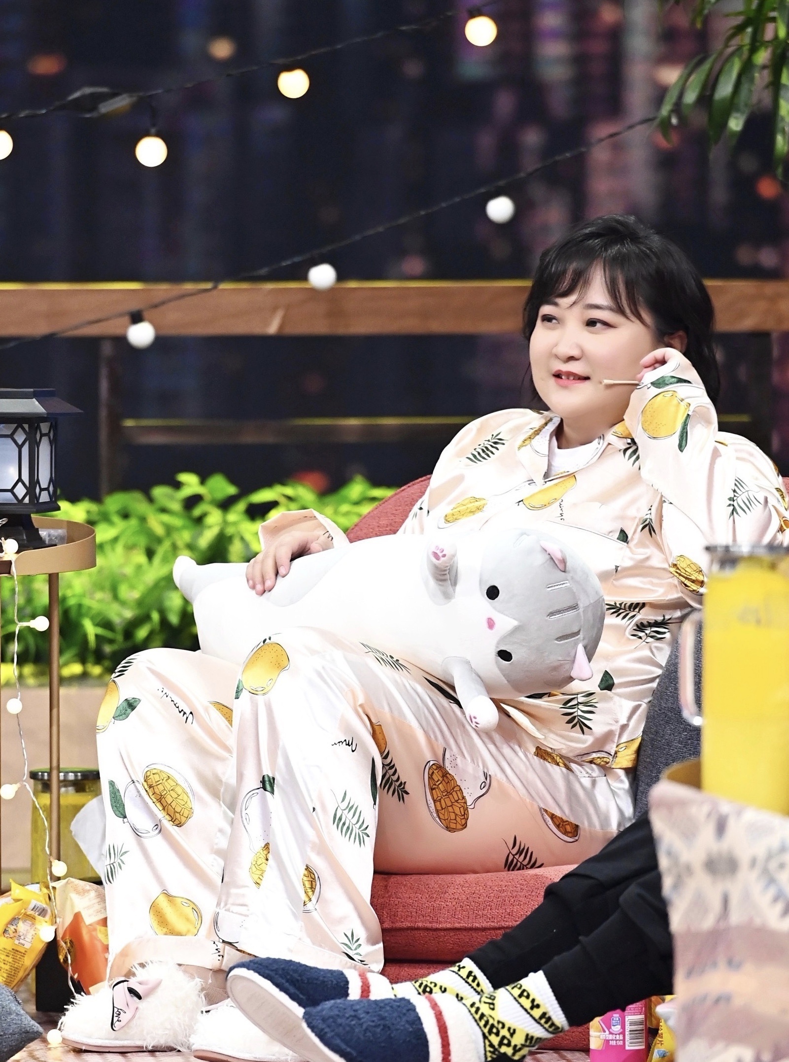 照片中的这一套牛仔服套装看起来特别时髦,虽然身材比较胖,但是贾玲穿