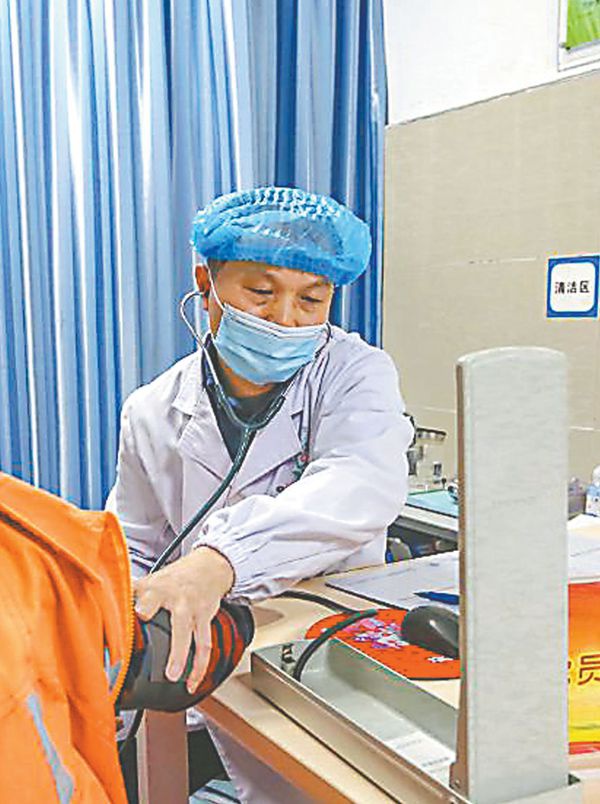 杨华   4月29日下午5点,杨华医生诊室门外的候诊椅上还坐满了人,前来