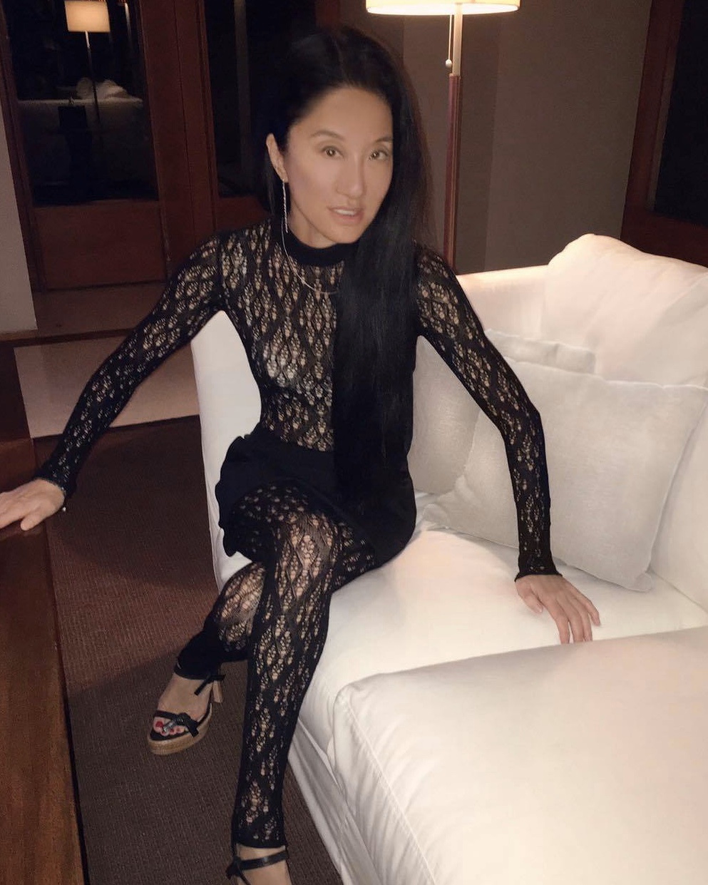 穿搭太有年轻范,一双美腿像20岁