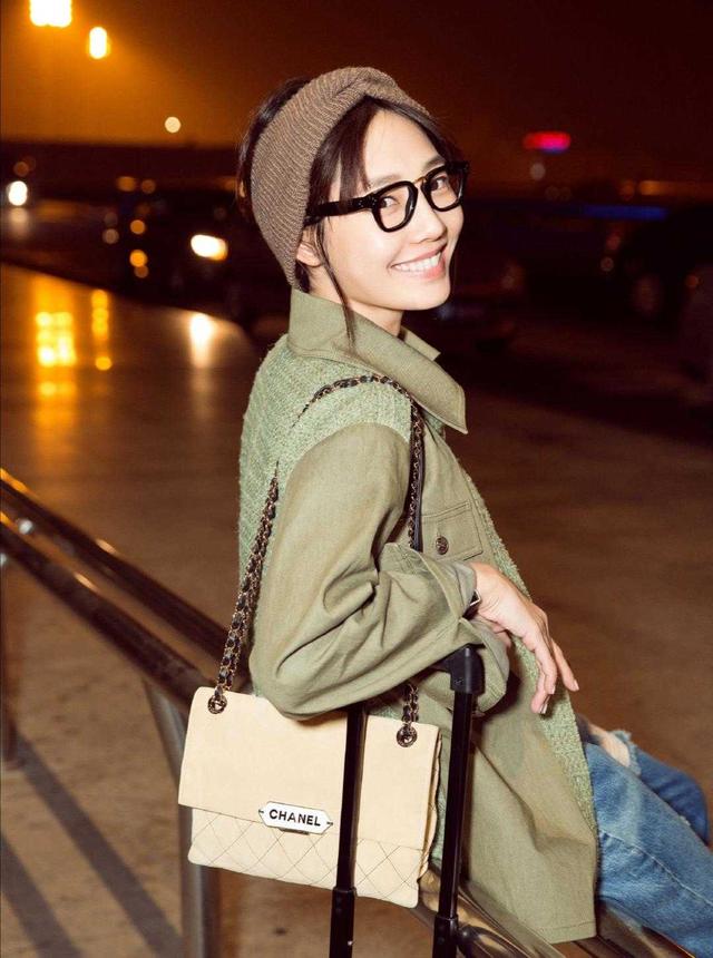 白百何夏季穿搭真时髦,军绿色外套配牛仔裤走机场,文艺又清新