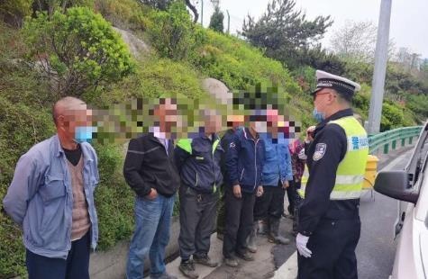 7座面包车实载10人 司机超员上路被青岛交警查获