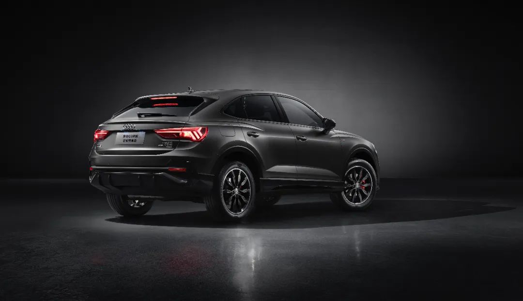 奥迪q3轿跑在外观上看,和奥迪q3拥有很高的相似度;家族式八边形黑色