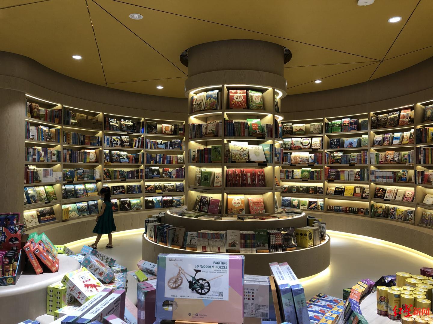 成都第二家文轩books东边开店 袁庭栋现场讲座