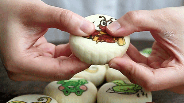 一共五种馅料:黑金馅,榴莲馅,鲜烤乳酪,翡翠松仁,椰皇芝士!