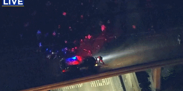  被抗议者阻挡，警车仍然抵着人往前开