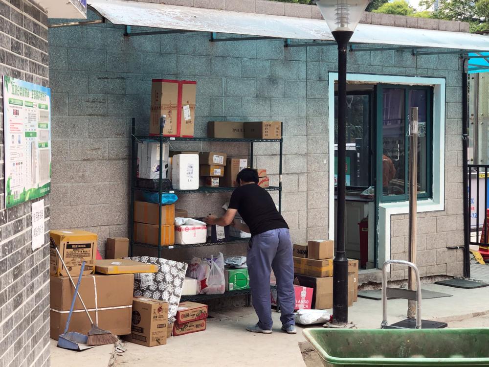 疫情趋于平稳,这些上海小区为何仍然不让快递送上门?