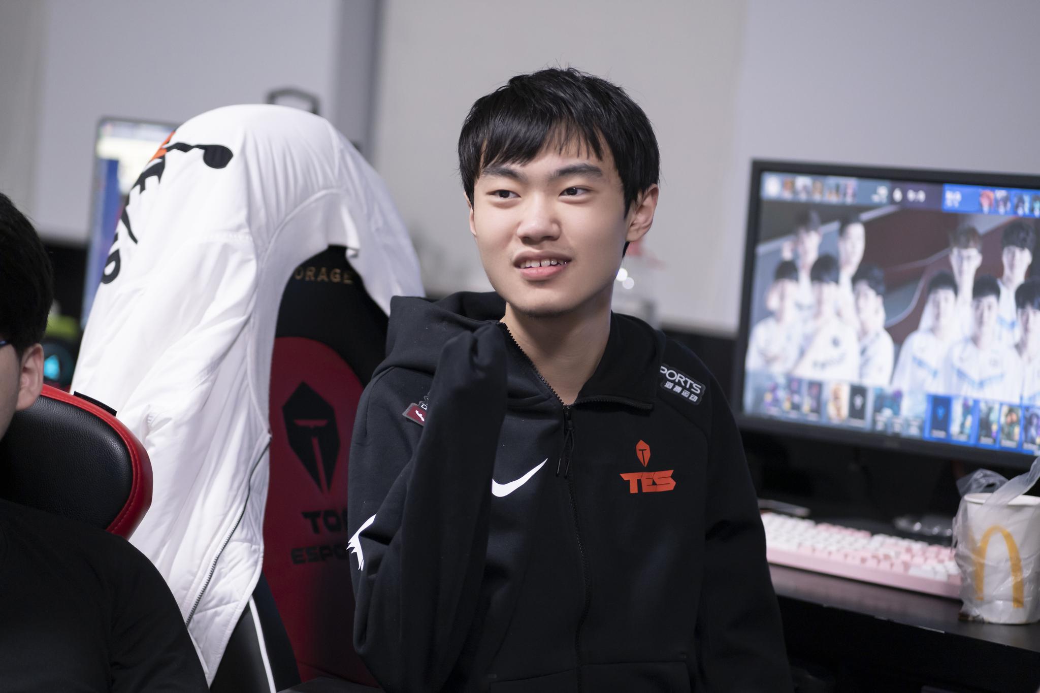 专访|黄金左手knight:很少出去玩,因为怕走丢