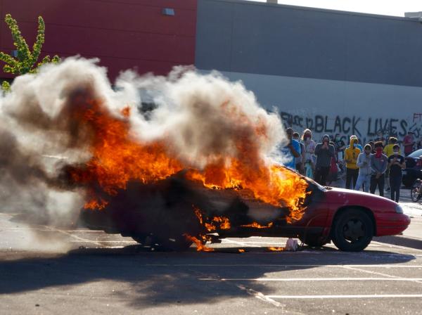 明尼阿波利斯市的示威者点燃汽车