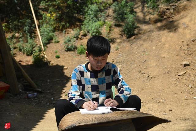 间透着大窟窿小眼睛的土墙房子,原来的屋顶扒掉了,现在盖了一层石棉瓦