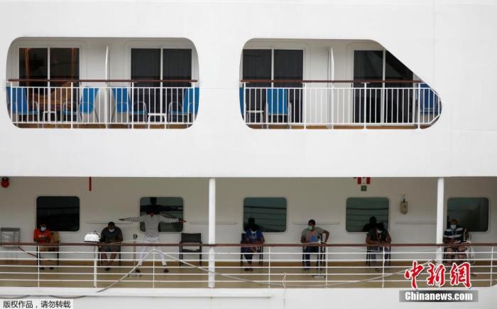  新加坡将豪华游轮作为宿舍，安置新冠肺炎痊愈外籍工人。图为已经登船的外籍工人在甲板休息。