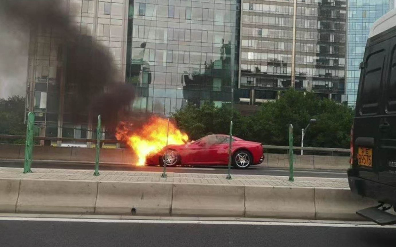 法拉利车身前半段起火。截图