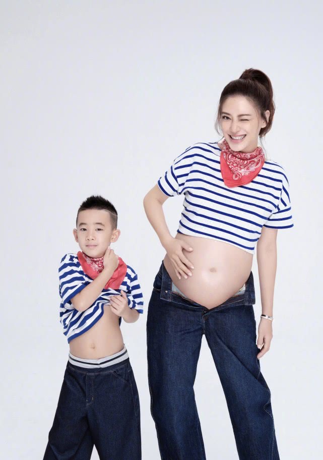 应采儿晒全家合影,正式宣布生下二胎,网友:小甜椒终于有弟弟了