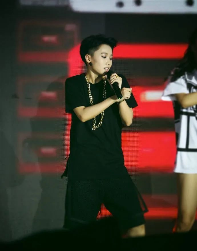 刘雨昕:强大而温柔|中国有嘻哈|舞林争霸_新浪新闻