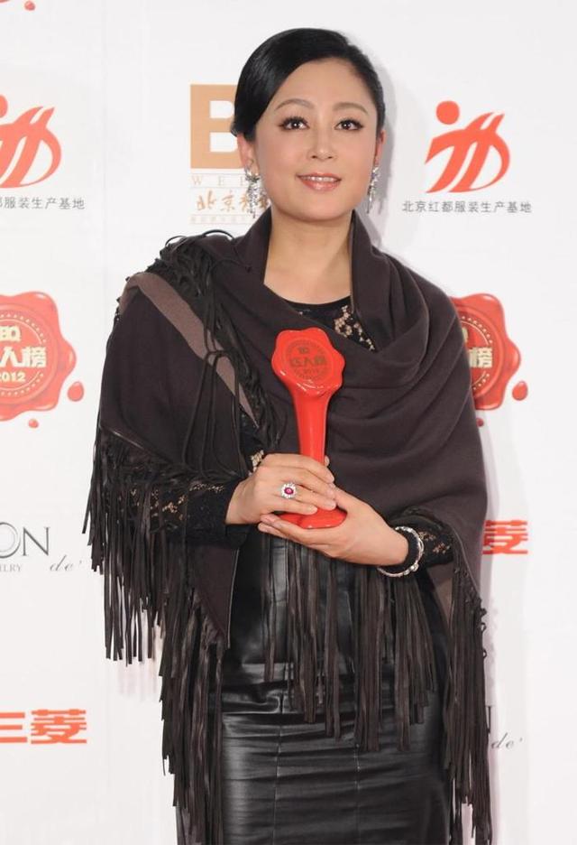 陈红不愧是人间富贵花衬衫配鱼尾裙高调亮相51岁美得端庄大气