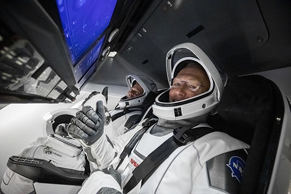 49岁的鲍勃·本肯和53岁的道格·赫尔利都在2000年被NASA选为宇航员。