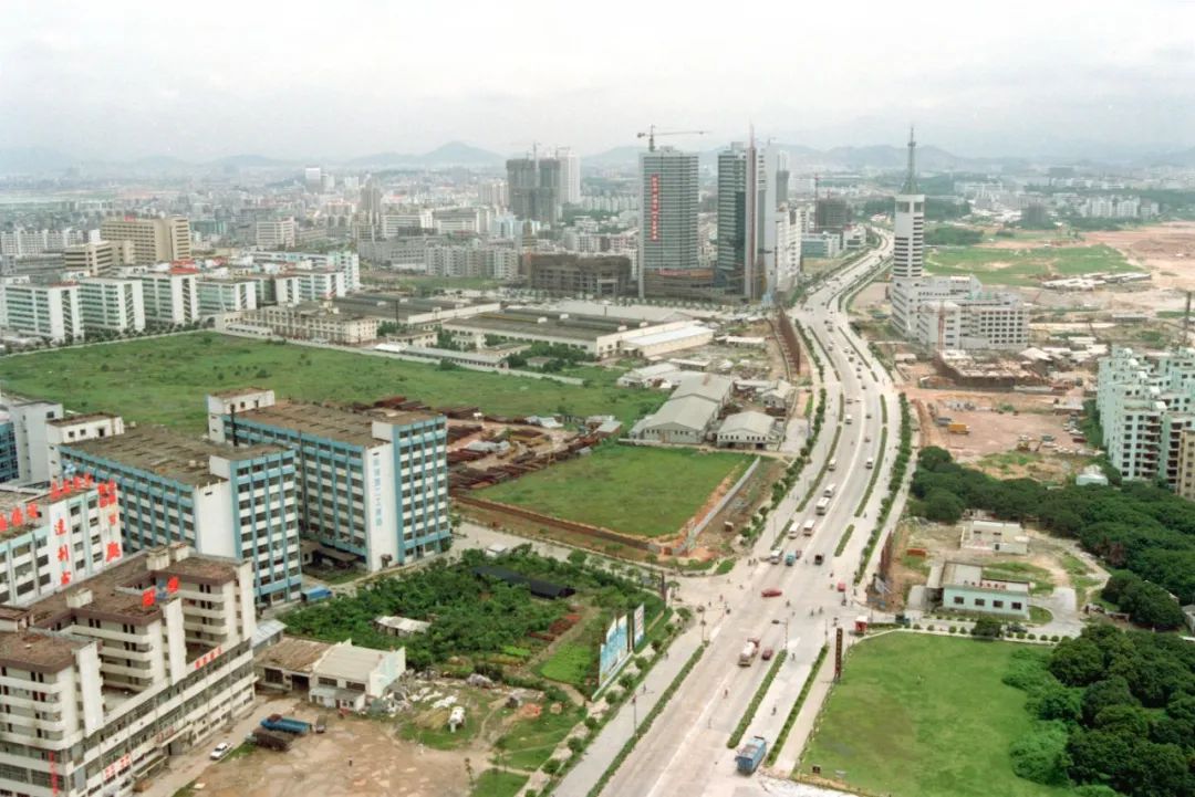 1994年,南油开发区.张肄文摄深圳方志馆 供图2018年,南油开发区新貌.