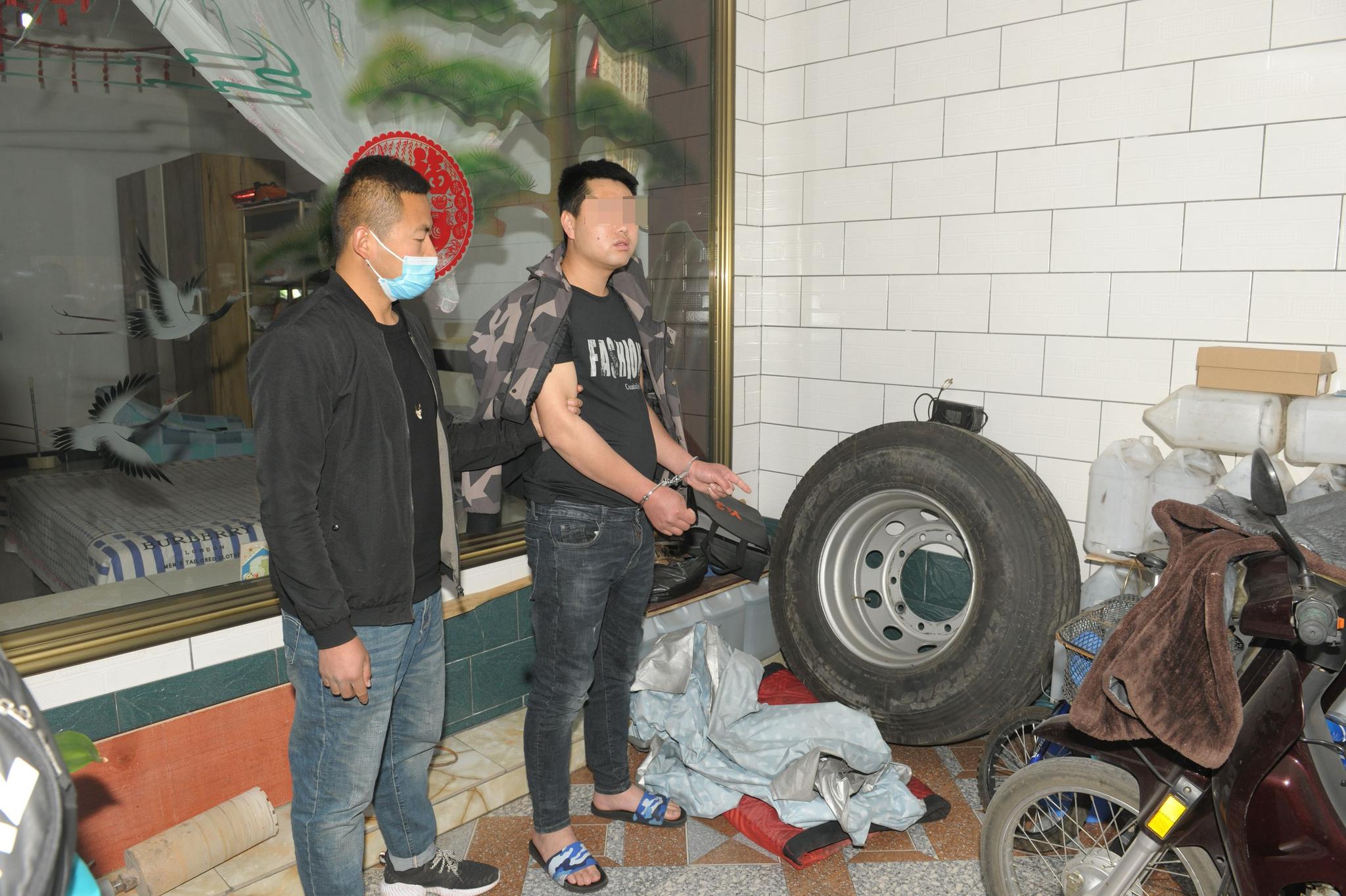 4月21日，犯罪嫌疑人指认被盗轮胎 。图片/长治市公安局
