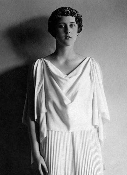 希腊末代公主嫁英国王室女王当花童人们砸碎窗户就为看她一眼