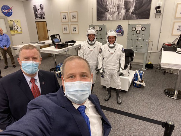 NASA局长与宇航员自拍