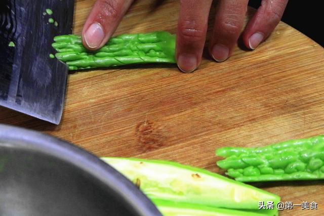 这种刀法称为凤尾刀法,饭店经常用,美观还容易入味.3.