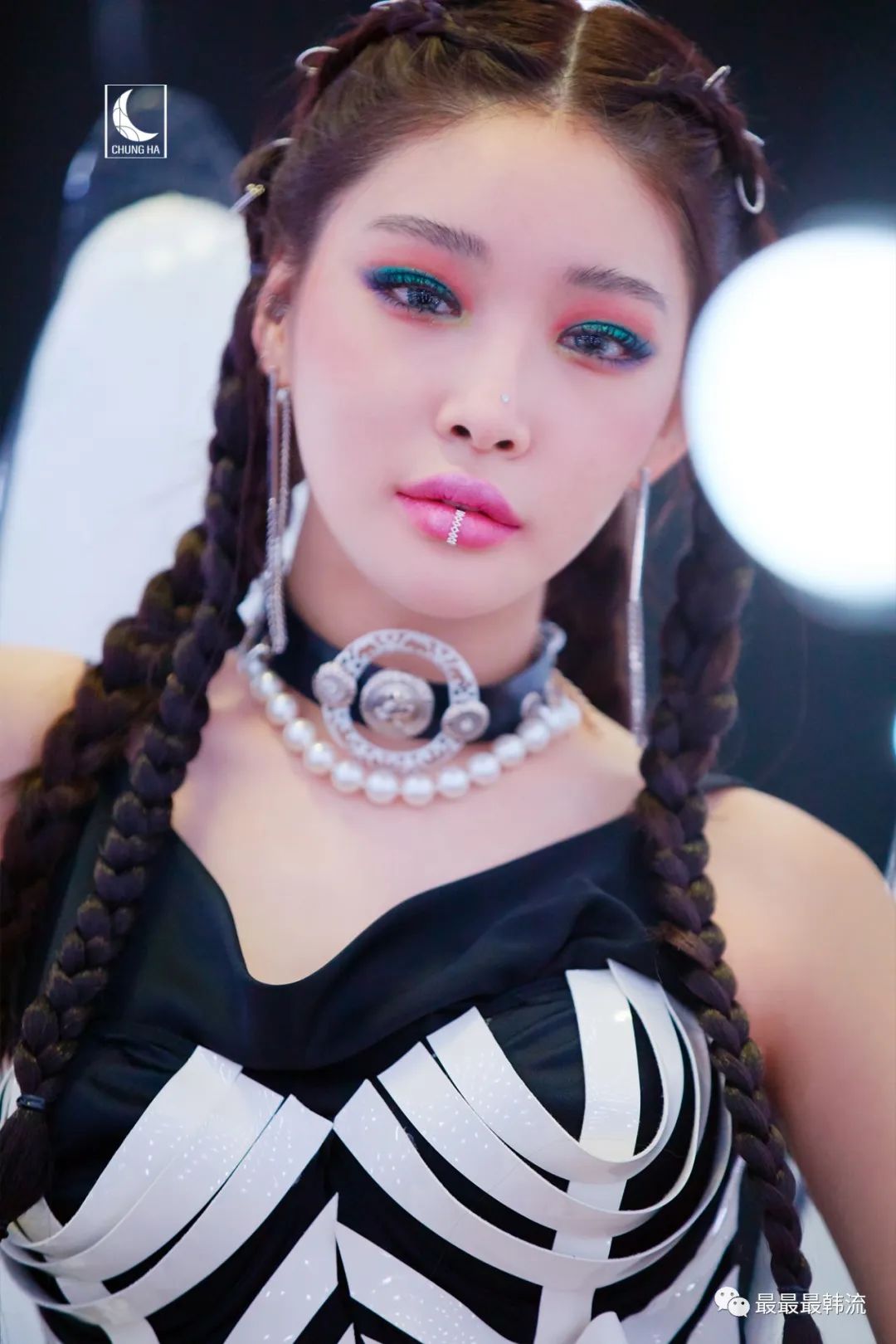 脸颊肿胀嘴唇填充明显,她被嘲整容失败了?