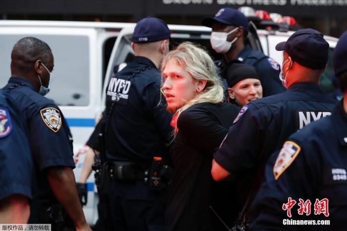 当地时间5月28日，美国纽约，一名抗议者被警察拘留。