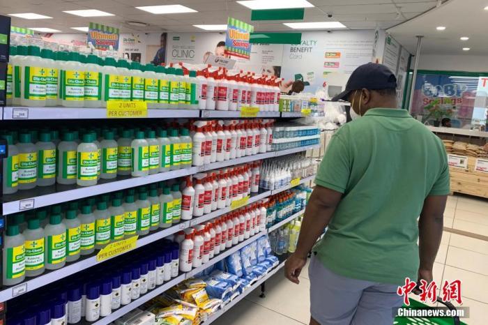 资料图：南非约翰内斯堡一药店内，顾客正在挑选防疫物资。中新社记者 王曦 摄