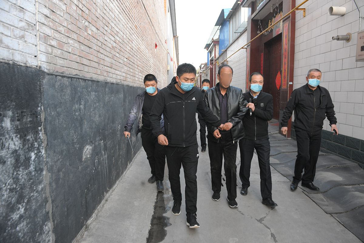 内蒙古赤峰市元宝山区检察院检察长范晓秋看望被救助的孩子。